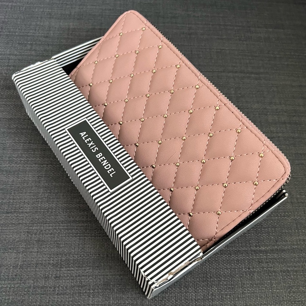 NWT ALEXIS BENDEL QUILTED ZIP AROUND WALLET WRISTLET ORGANIZER CASE
